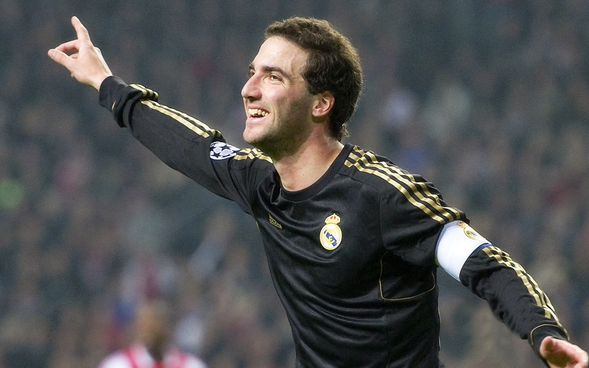 绿茵烽火与冰上突围，欧冠焦点战启示录与吉林队的破局之路